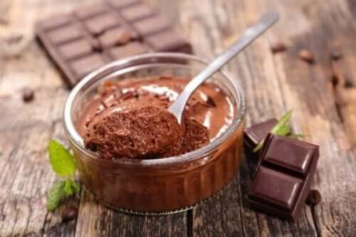 Maak dit recept voor zelfgemaakte chocolademousse