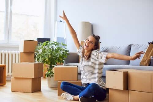 Vrouw pakt dozen in voor haar verhuizing