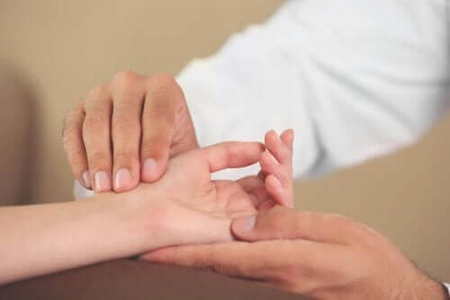 Arts bekijkt hand van kind