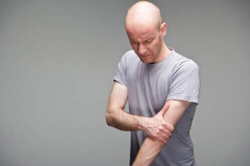 Een man met biceps en schouderpijn