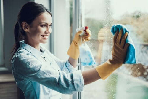 Een vrouw die haar ramen schoonmaakt