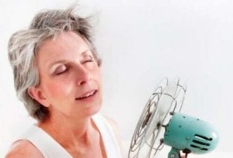 Vrouw met een ventilator