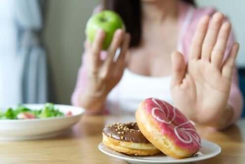 vrouw zegt nee tegen donuts