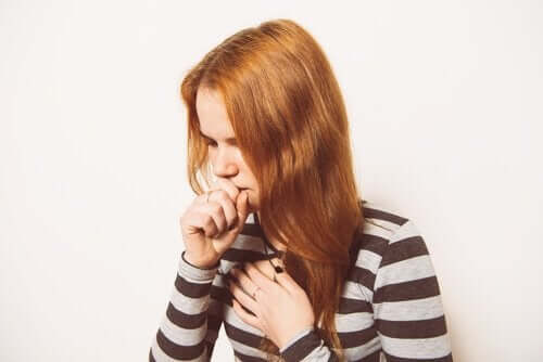 Een vrouw met ademhalingsproblemen