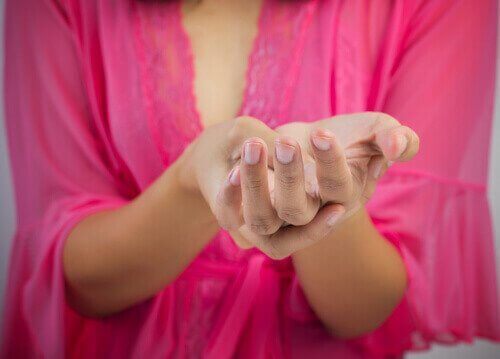 Vrouw met een pijnlijke hand