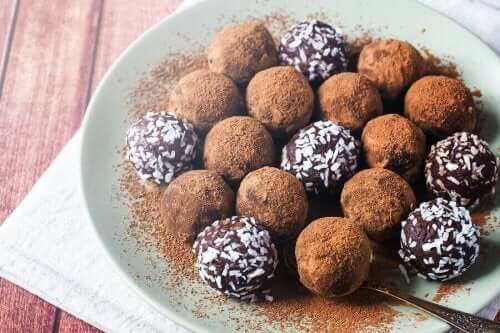 Een bord met gemengde truffels
