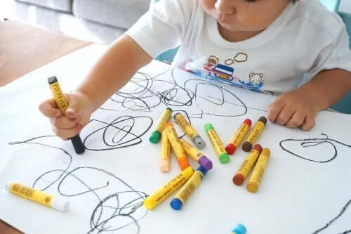 Een kind is bezig met een mooie tekening te maken