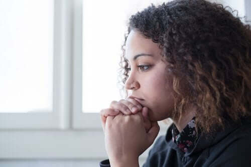 Een vrouw denkt na over haar partner die af en toe verdwijnt