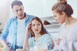Hoe weet je of je tiener liegt tegen jou of anderen?