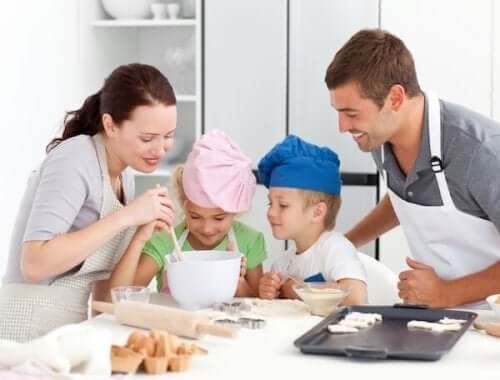 Een familie bakt koekjes in de keuken