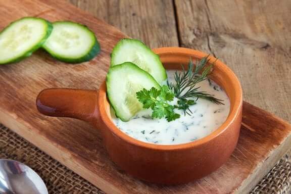Vegan komkommerpaté in een schaaltje