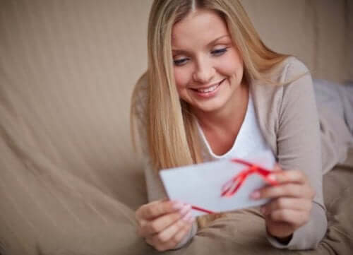Een vrouw krijgt een liefdesbrief