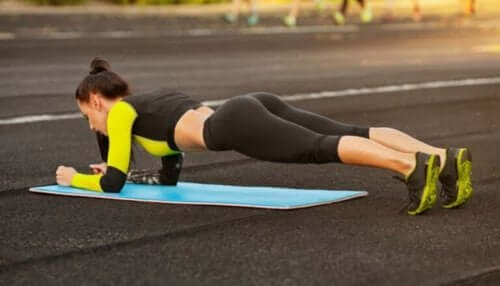Vrouw doet de plank op straat