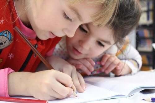 Twee kinderen geconcentreerd aan het tekenen