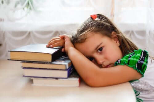 meisje hangt moe op haar boeken