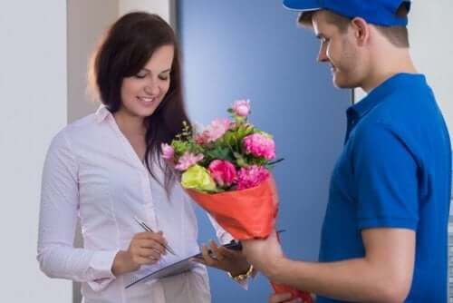 Verras je partner met bloemen