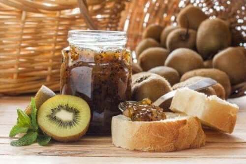 Zelfgemaakte jam met kiwi