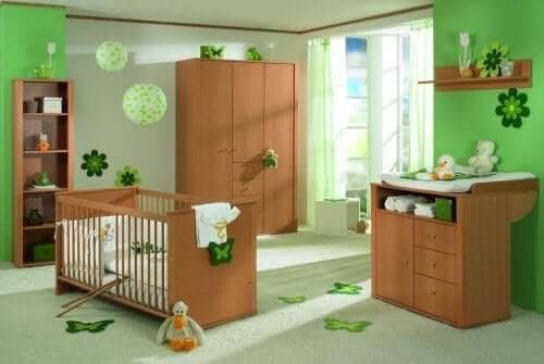 Kinderkamer met groene tinten en houten meubels