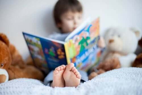Jongen zit op bed te lezen