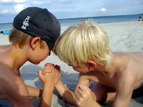 Jongens doen een krachtmeting op het strand