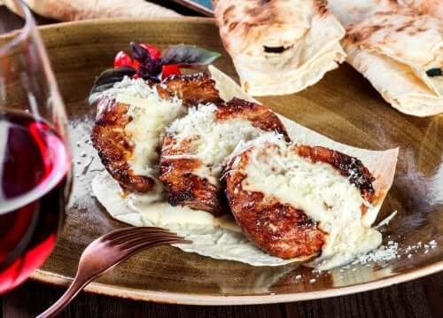 Kalfslapjes met Parmezaanse kaas klaar om te eten