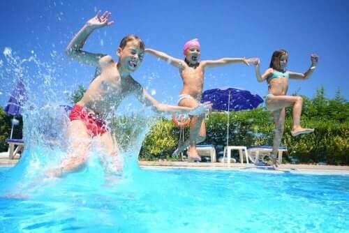 Kinderen springen blij het zwembad in