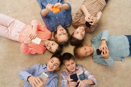 Kinderen die smartphones gebruiken