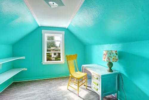 Blauwe kamer met een gele stoel