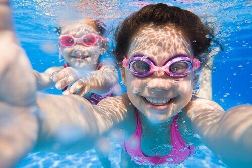 Twee kinderen onder water