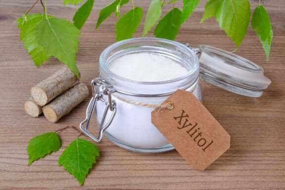 Xylitol is een van de natuurlijke alternatieven voor suiker