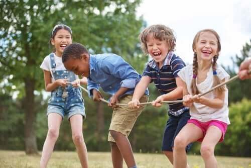 De kinderen die met activiteiten overladen zijn