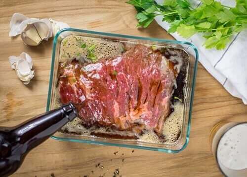 Ovenschaal met vlees en bier