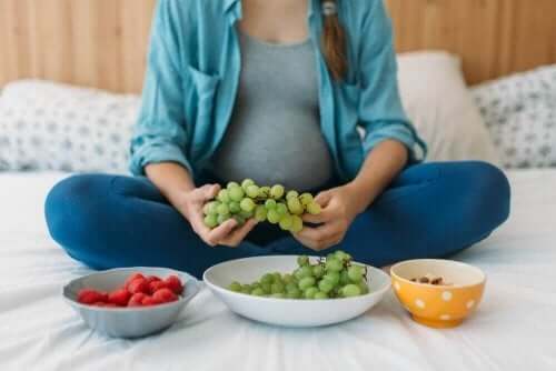 Zwangere vrouw met fruit