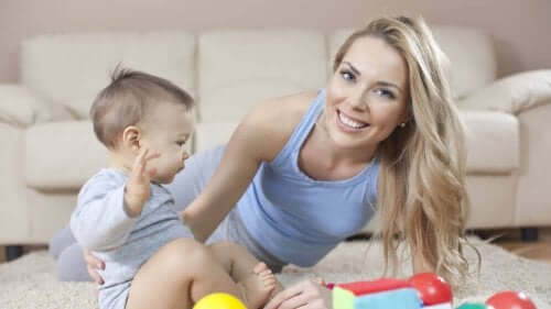 Vrouw en kind spelen