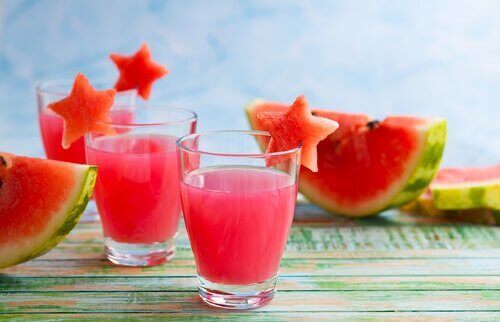 Glazen met sap van watermeloen