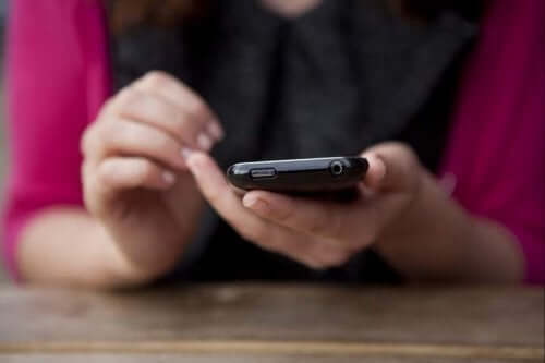 Mobiele telefoon in de hand van een vrouw