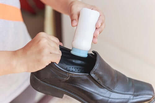 De binnenkant van leren schoenen schoonmaken