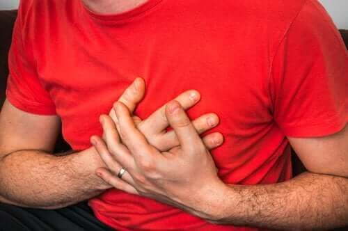 De oorzaken van pijn op de borst bij hoesten