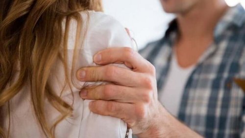 Een vijandige houding is een symptoom van emotioneel misbruik binnen een relatie