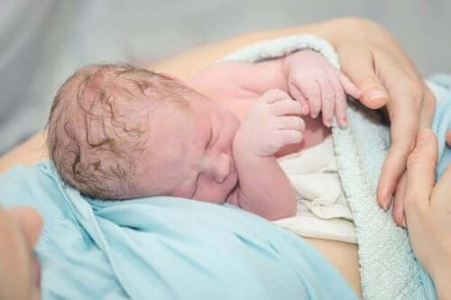 Pasgeboren baby in armen moeder