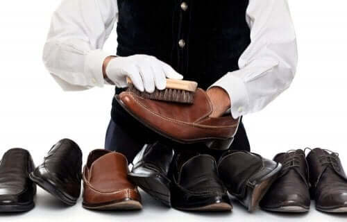 Reinig leren schoenen met een borstel of een doek
