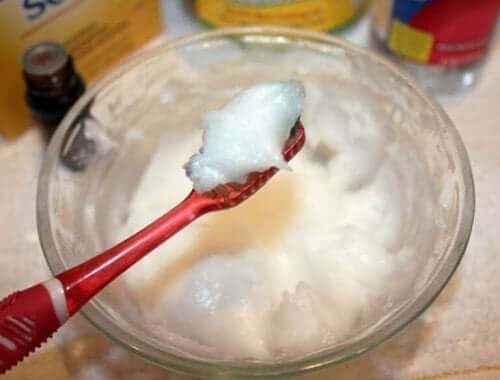 Tandenpoetsen met baking soda