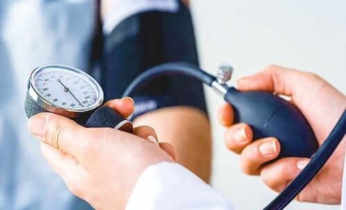 Arts is bloeddruk aan het meten