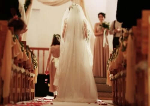 Bruid loopt naar het altaar