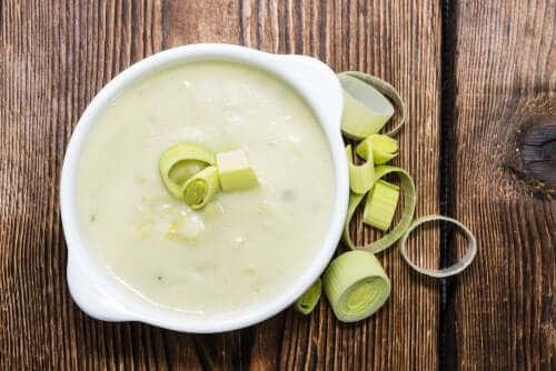 Gebonden groentesoep met champignons, prei, gember, courgette en aardappelen