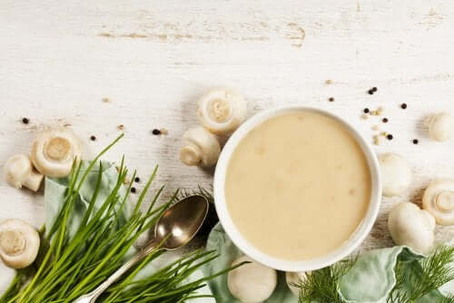 Gebonden groentesoep van champignon prei en gember