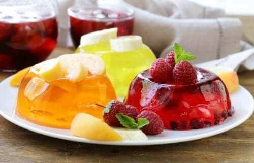 Verschillende kleuren gelatine met fruit