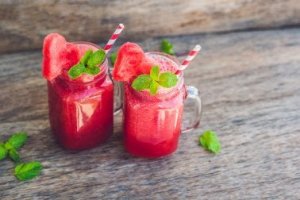 Hoe maak je een aardbei-watermeloen slushie