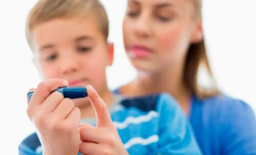 Jongen test bloed uit vingertop