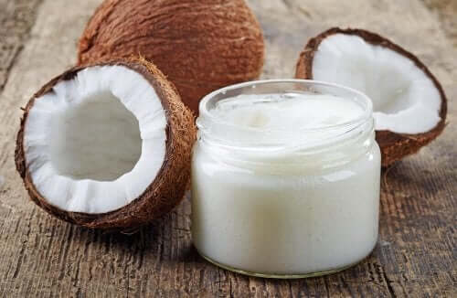 Een pot kokosolie en verse kokosnoten